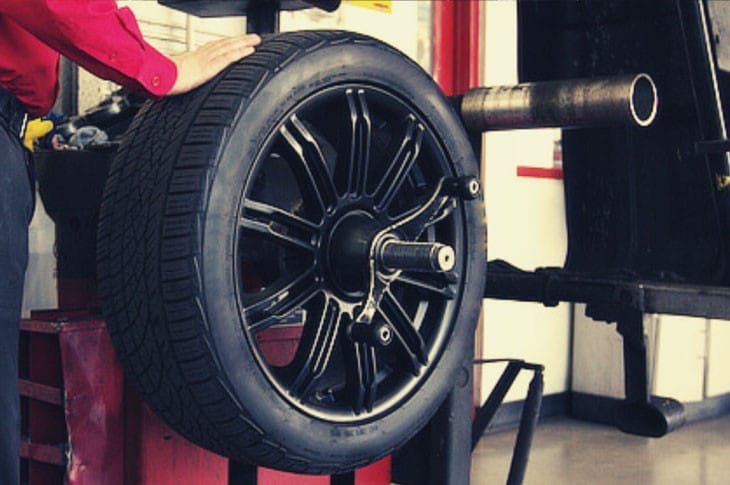 Taller-Mecanico-Automotriz-en-Bogotá-Servicio-de-Alineacion-de-Llantas-para-Carro-Rotacion-Alineacion-Balanceo-de-Llantas